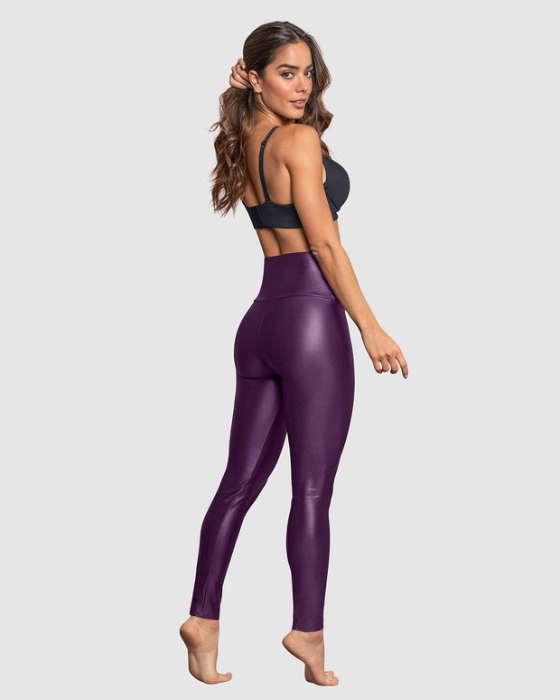 Leggings con acabado imitación cuero con control de abdomen#color_429-morado-medio