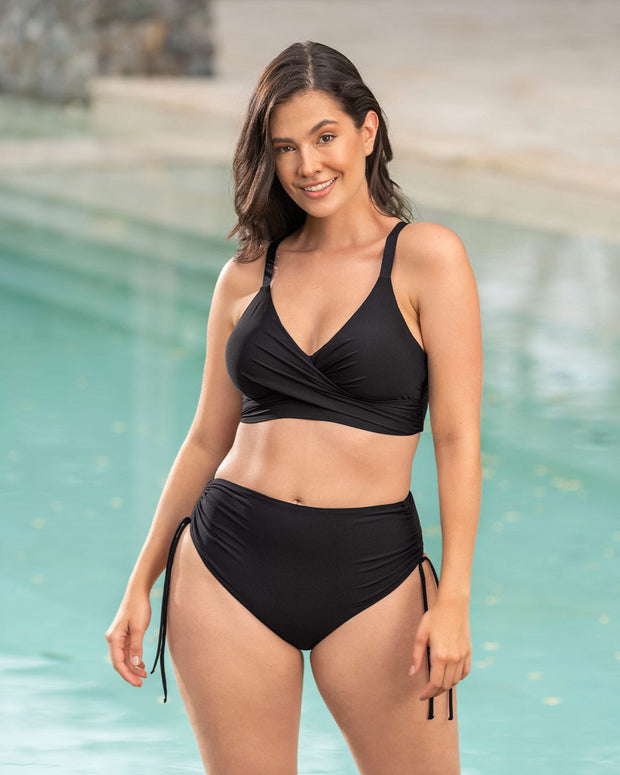 Top de bikini ecoamigable con escote cruzado#color_700-negro