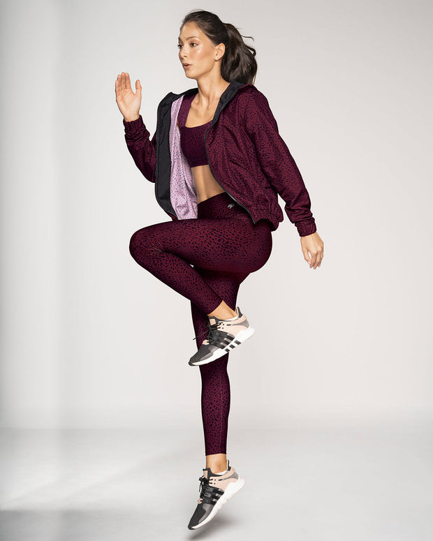 Legging de tiro alto control en abdomen y muslos en material pet reciclado#color_173-vino-estampado